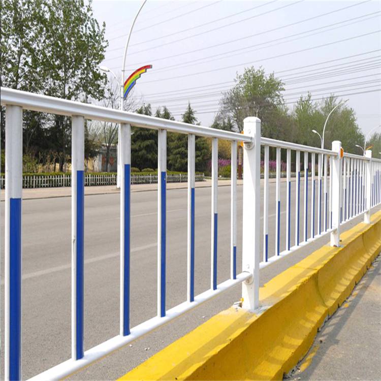 叶城道路中间护栏供应/乌鲁木齐市政护栏厂家/新疆护栏厂