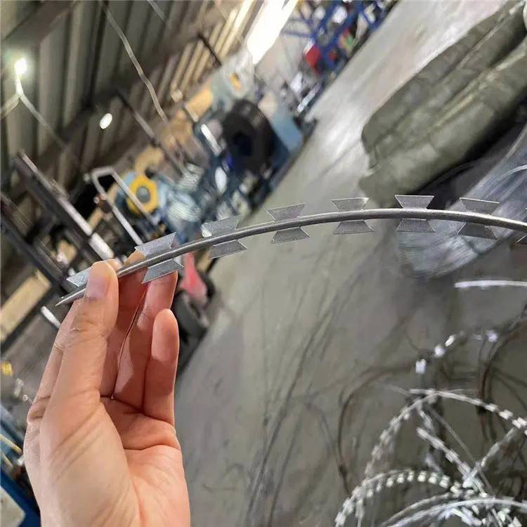 叶城刺丝滚笼价格/乌鲁木齐刀片刺网厂家/新疆刺丝厂家