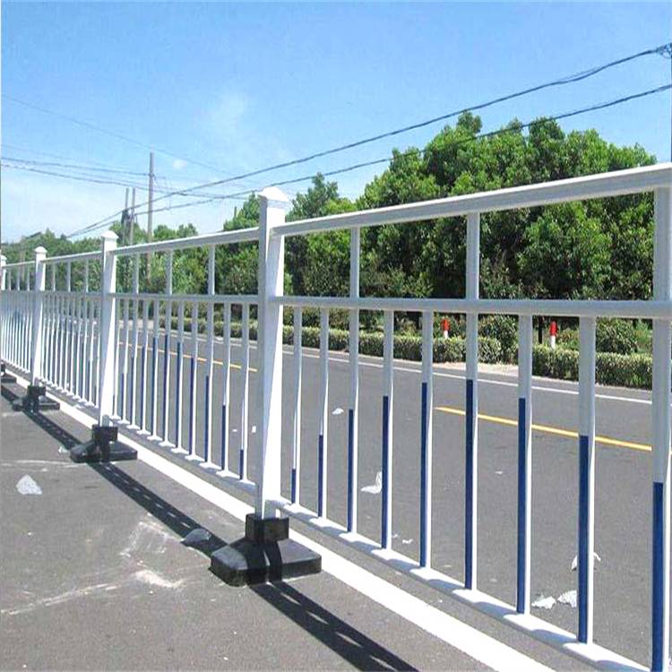 叶城道路中间护栏供应/乌鲁木齐市政护栏厂家/新疆护栏厂