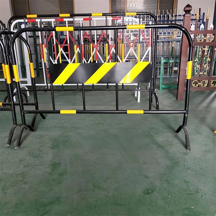 阿克苏临时隔离护栏供应/乌鲁木齐护栏厂家/新疆护栏网厂家