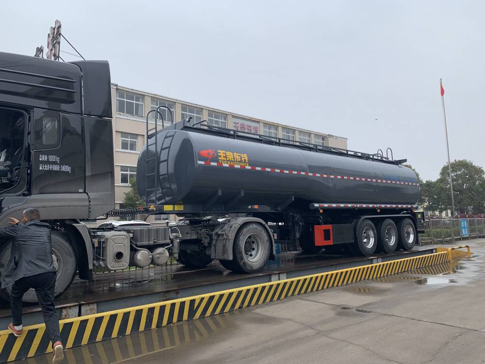 污水处理剂罐车 DTA9403GGY-29立方净水剂***亚铁钢钢衬塑罐式半挂车***包送到家