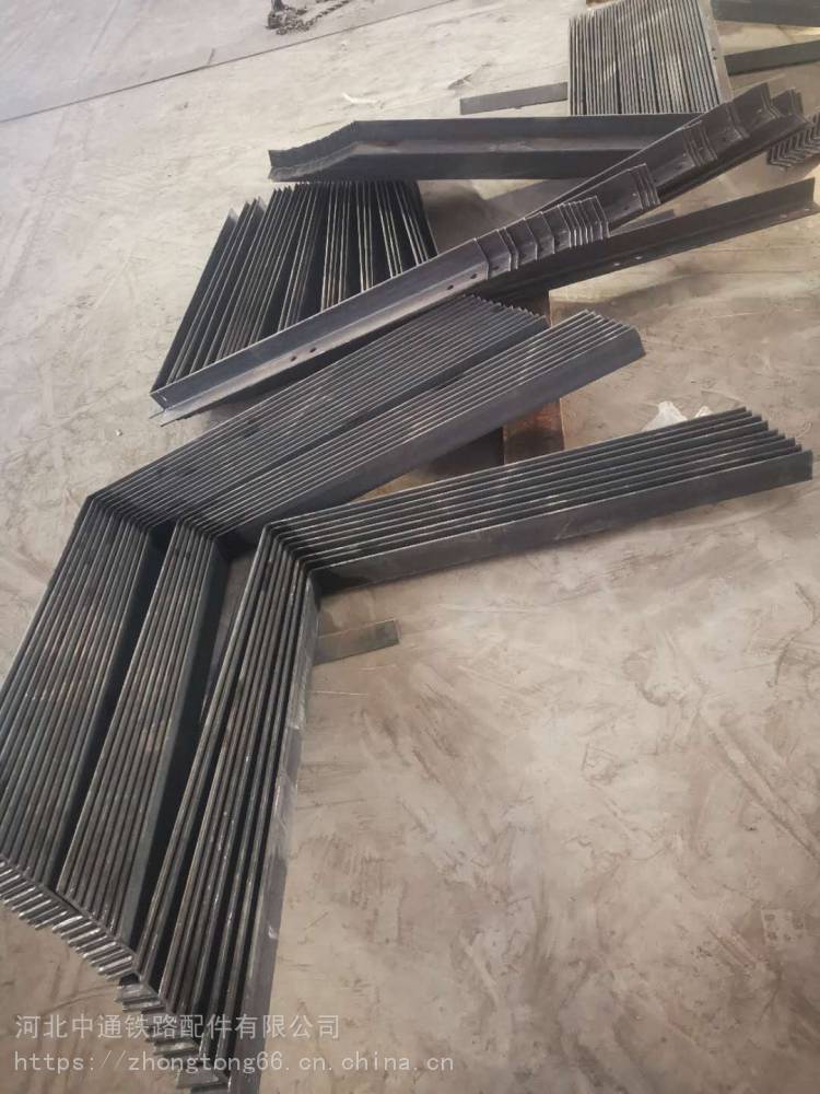 中通桥梁吊篮围栏 四川凉山高铁实心桥墩吊围栏定制吊围栏角钢支架现货厂家