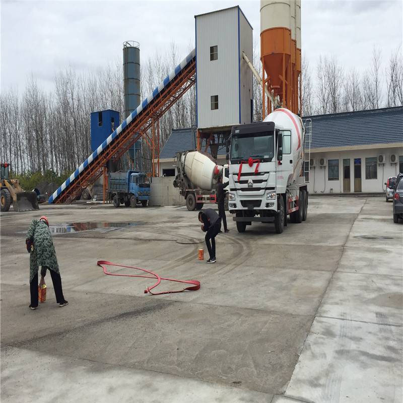 供应农村现场搅拌车5-6方混凝土运输车