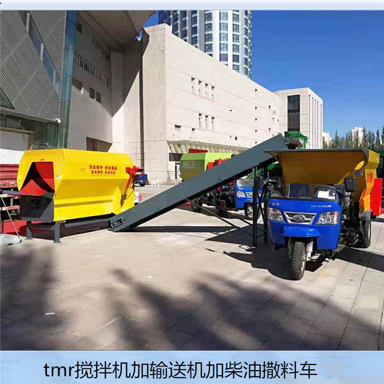 牛羊自动撒料车工厂草料自动送到料槽喂牛设备