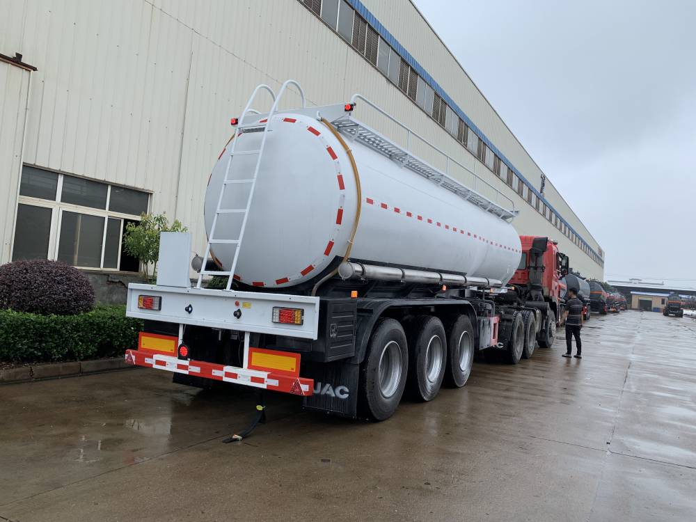 特运牌化工车,稀***钢衬塑罐车, 防腐蚀内衬塑罐车在线报价