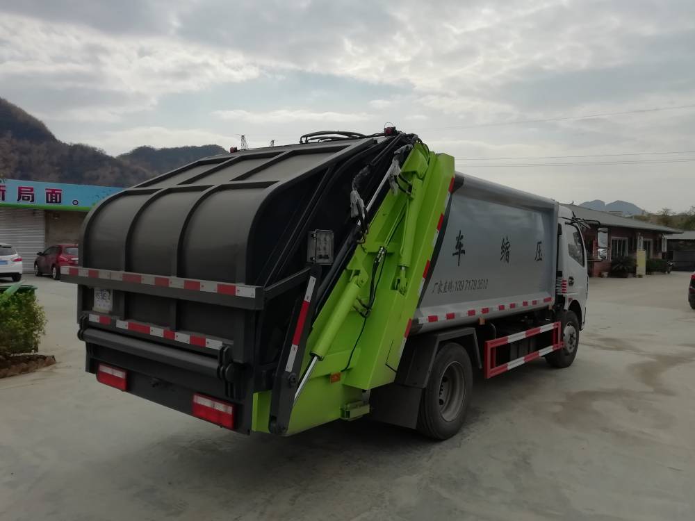 香港东城蓝牌压缩垃圾车6吨压缩拉埃机车配置