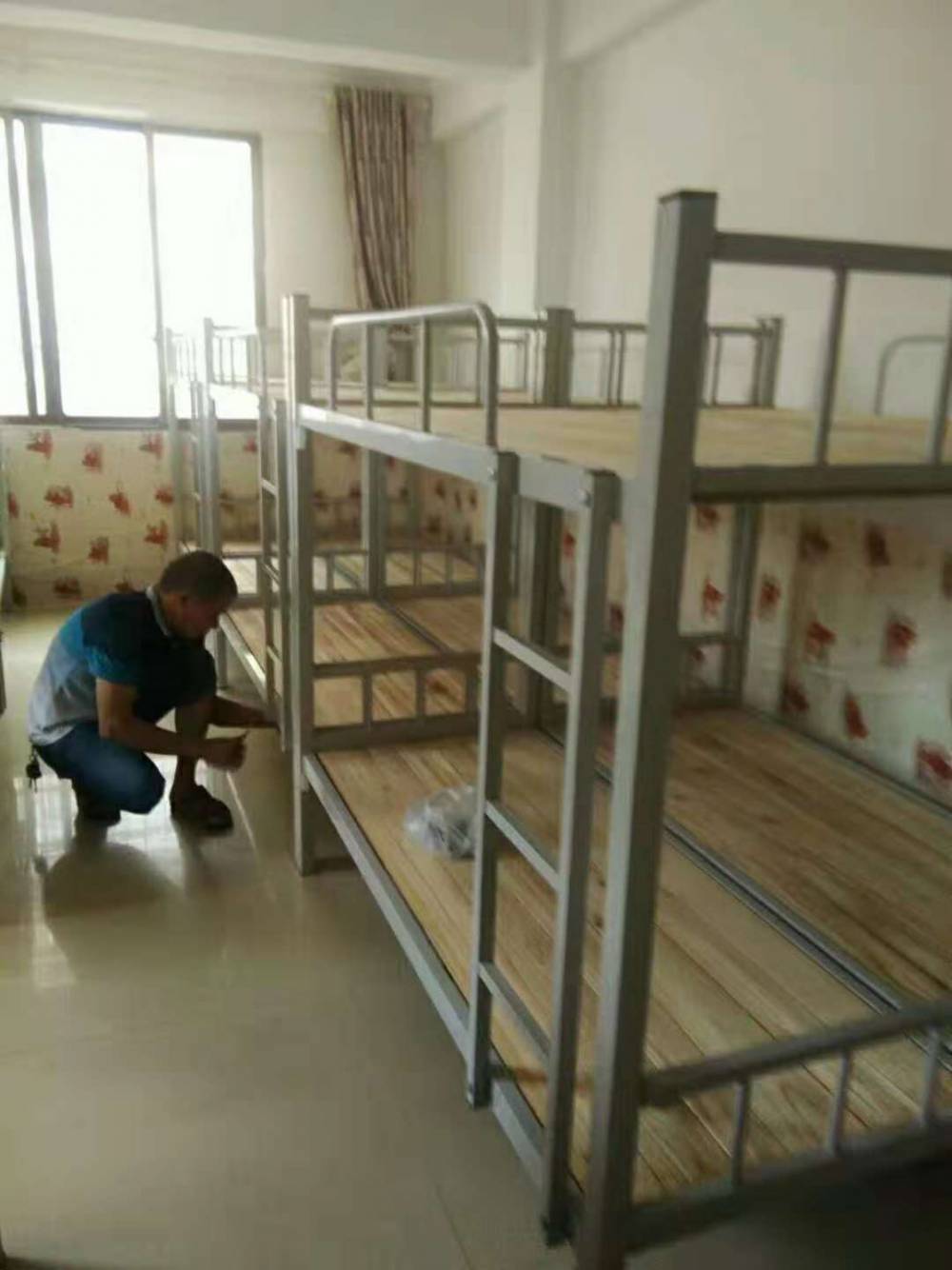 批供应钦州宿舍单人床,铁架床图片,单层木床1.5米