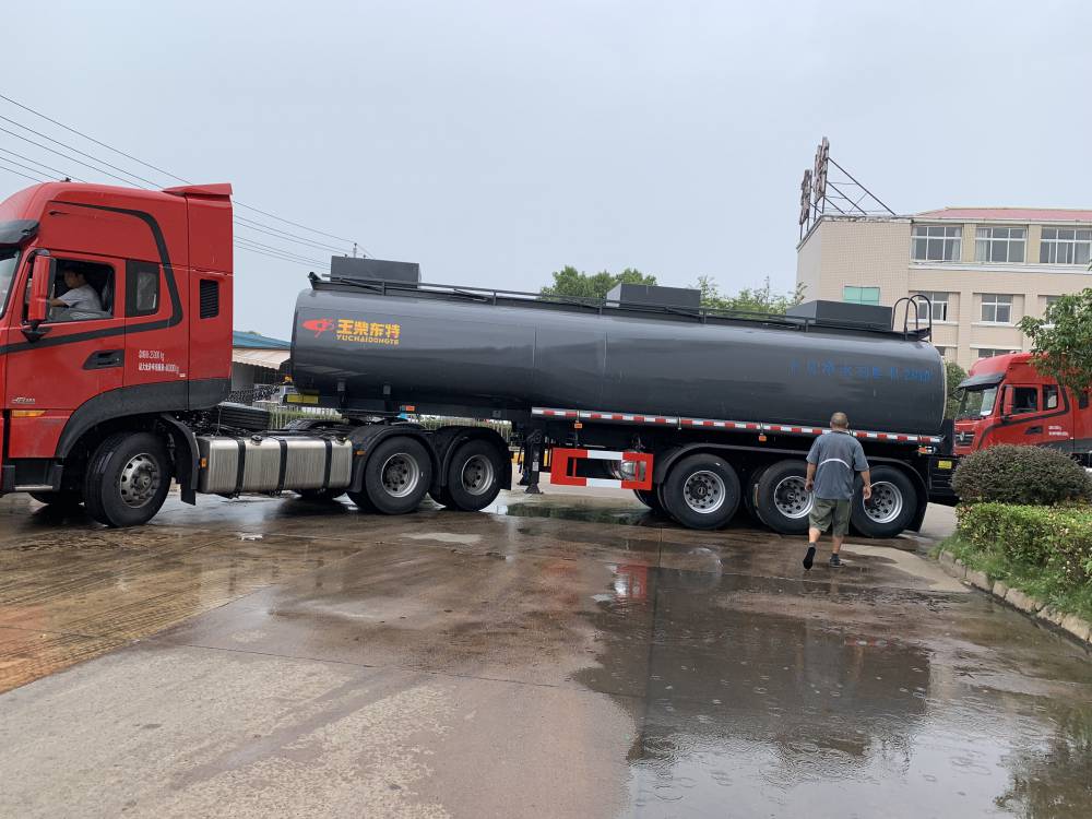 【湖北东特】31立方钢衬塑供水罐车, 钢塑净水剂罐车制造工厂