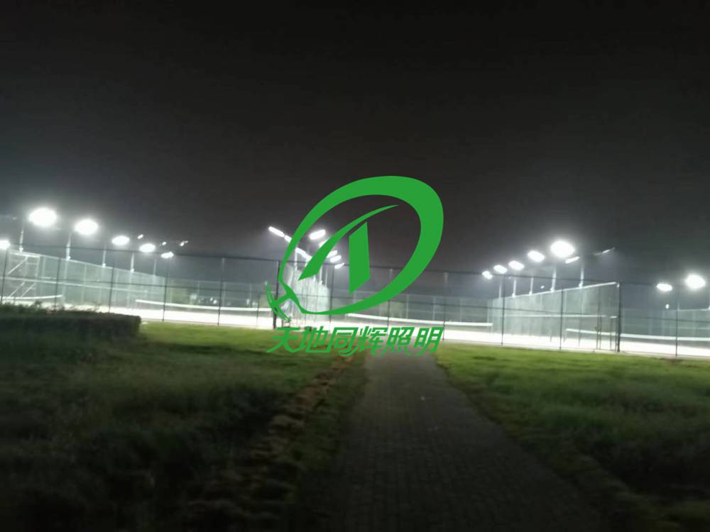 户外网球场500照度要用多大瓦数灯具户外网球场比赛场地要装多少灯