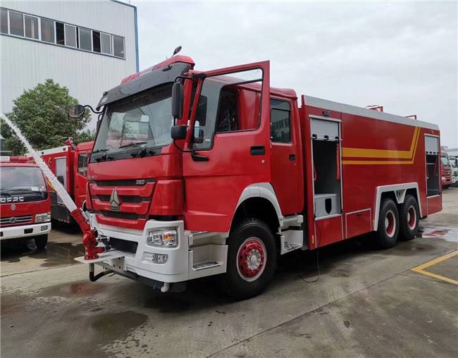 重汽豪沃消防车消防洒水车*水罐消防车价格