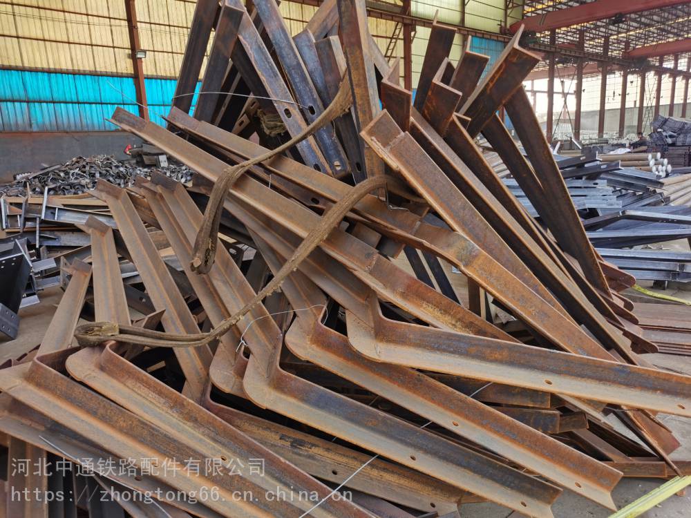 中通桥梁吊篮围栏 四川凉山高铁实心桥墩吊围栏定制吊围栏角钢支架现货厂家