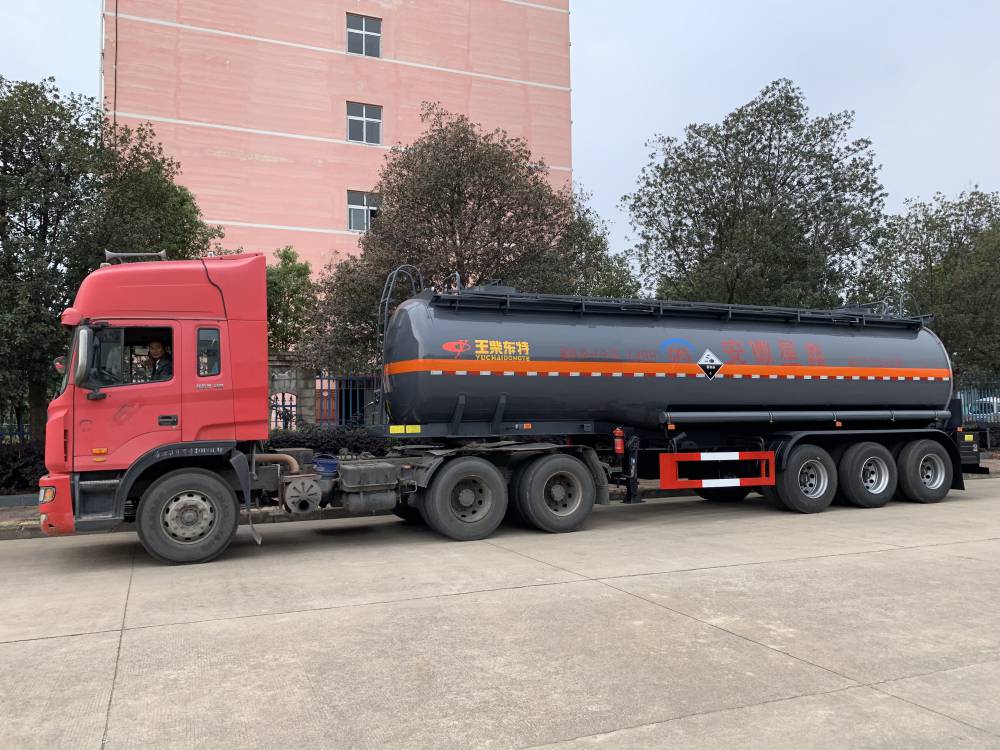 玉柴东特槽罐车,稀钢衬塑罐车, 8类腐蚀液体罐车工厂***