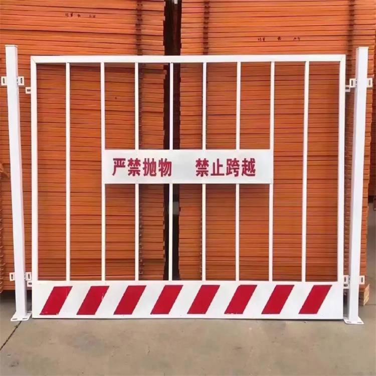 哈密可移动护栏介绍/乌鲁木齐护栏厂家/新疆护栏网厂家