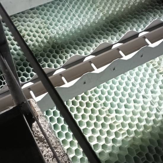 永新沉淀池斜管填料更换污水处理六角蜂窝玻璃钢现货批发