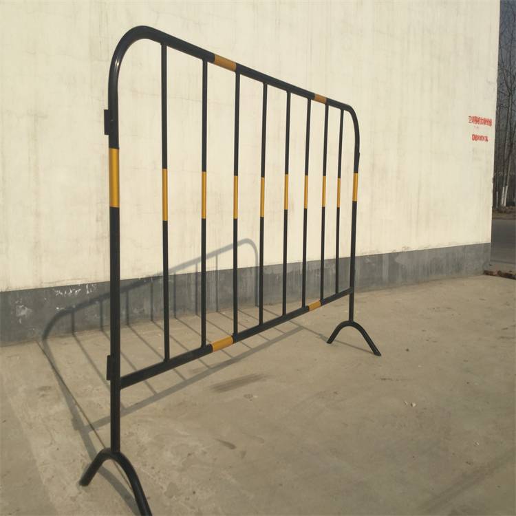 哈密临时护栏生成厂家在哪/乌鲁木齐护栏厂家/新疆护栏网厂家