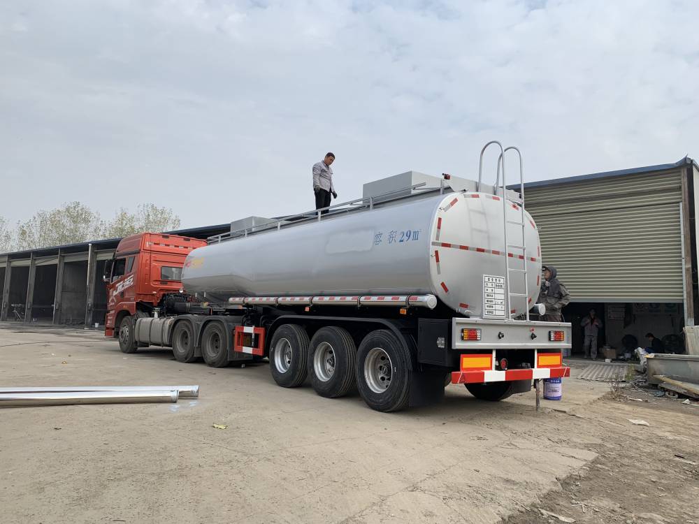 31.5吨普货槽罐车 DTA9400GPG-29.1立方腐蚀***污水钢衬塑罐车详细介绍