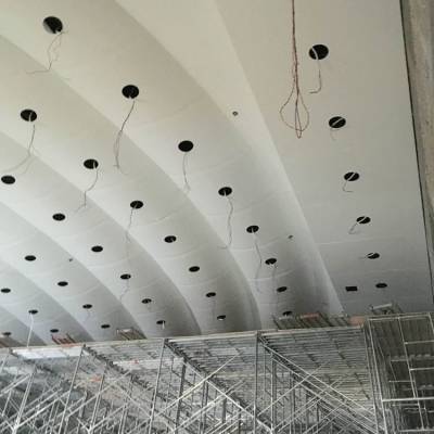 多媒体报告厅弧形铝板吊顶白色穿孔铝板