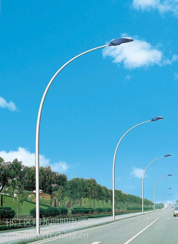 供应大弯臂道路灯杆批发图片
