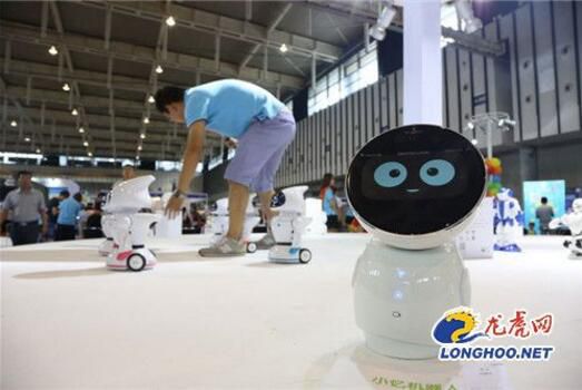 数百机器人亮相南京国际博览中心 南京国际服务机器人展会设