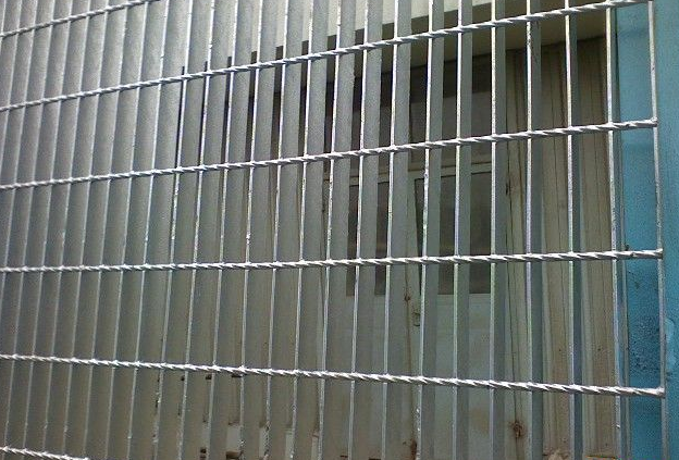 供应西安厂房钢格板围栏机关学校外墙栅栏价格格栅板护栏图片