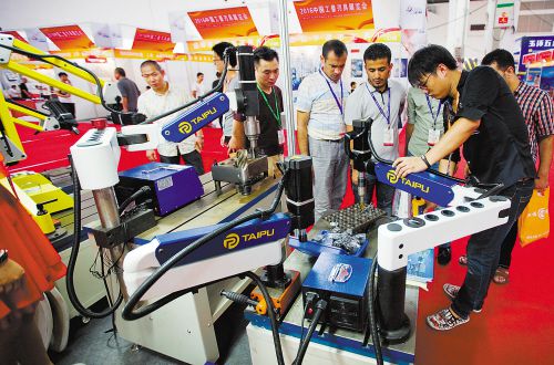 第十一届中国工量刃具展览会在温岭开幕