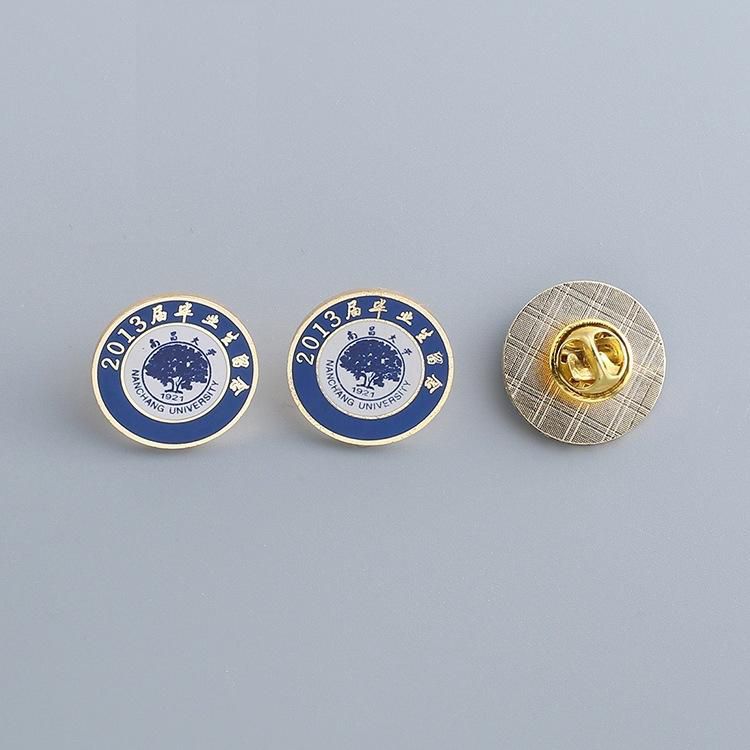 伟德bv1946官网-章泽天出席清华校友艺术展她全程讲英文身前的胸针很美