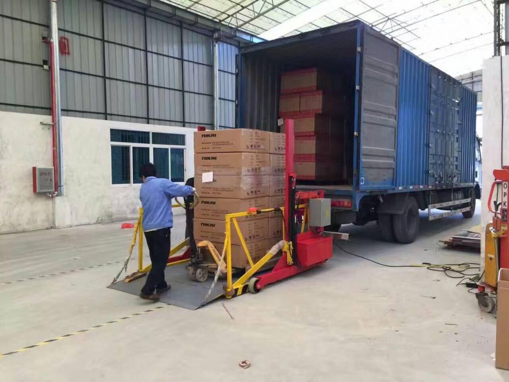 鑫力流动液压式登车桥移动卸货平台生产厂家配合货柜车尾部上下升降