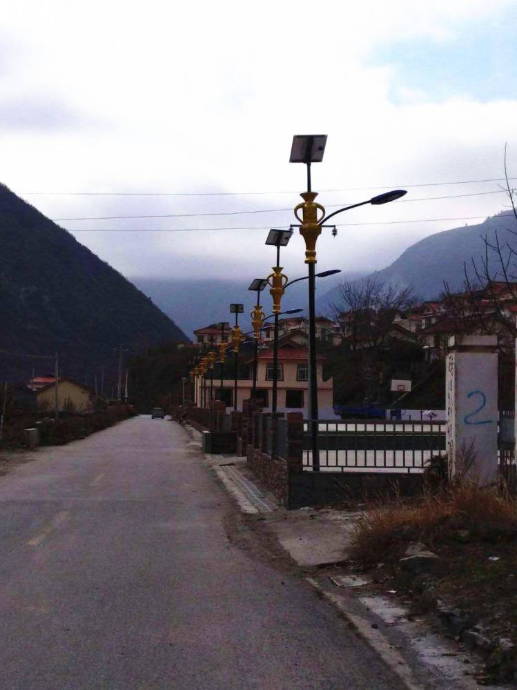 【铁岭8米太阳能路灯价格【厂家批发1586元】】图片