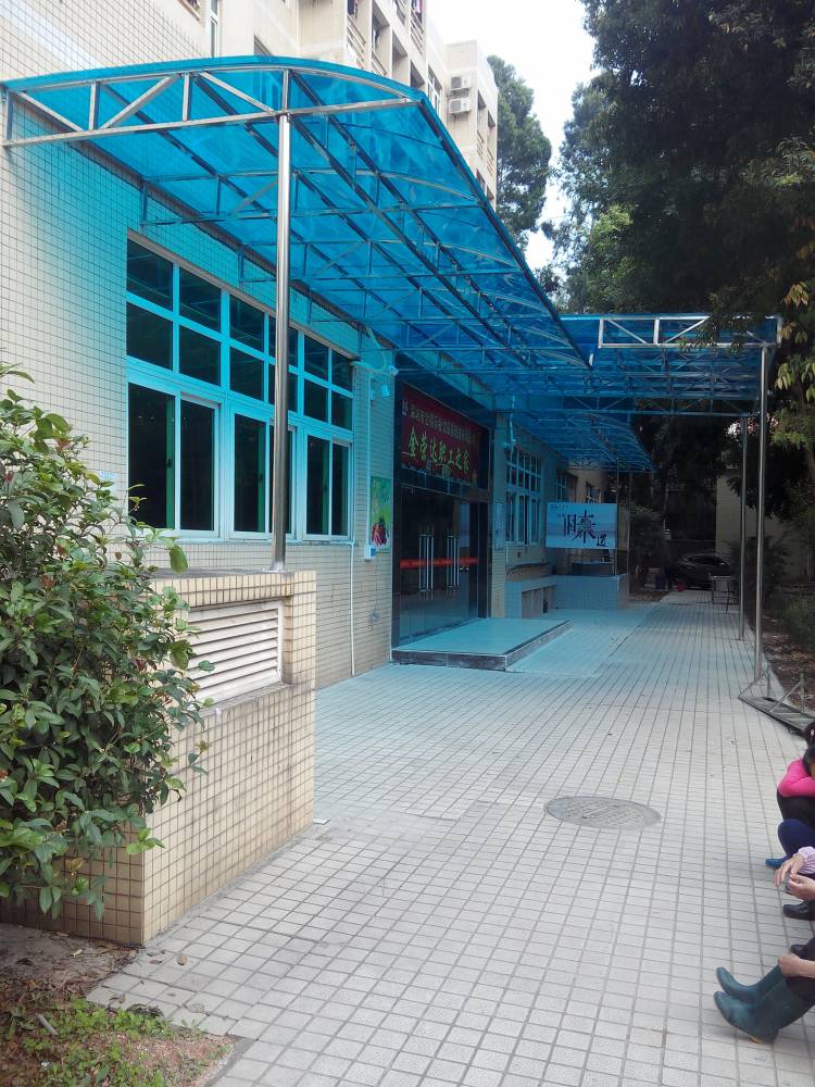 马安阳光板停车棚工厂学校自行车雨棚电动车车棚定制厂家