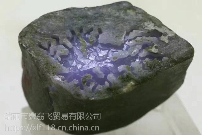 瑞丽鑫劦飞JF294缅甸翡翠原石会卡场口开窗冰紫赌石，见光不死，不变种