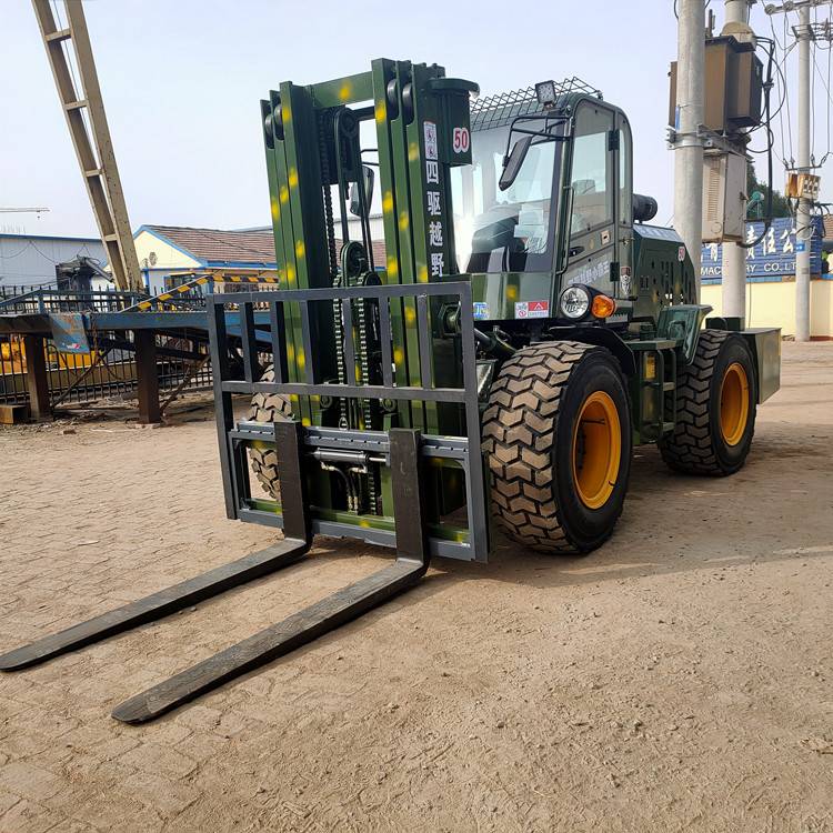 四驱越野叉车双轮胎叉重量大底盘高的3吨越野叉车中重工