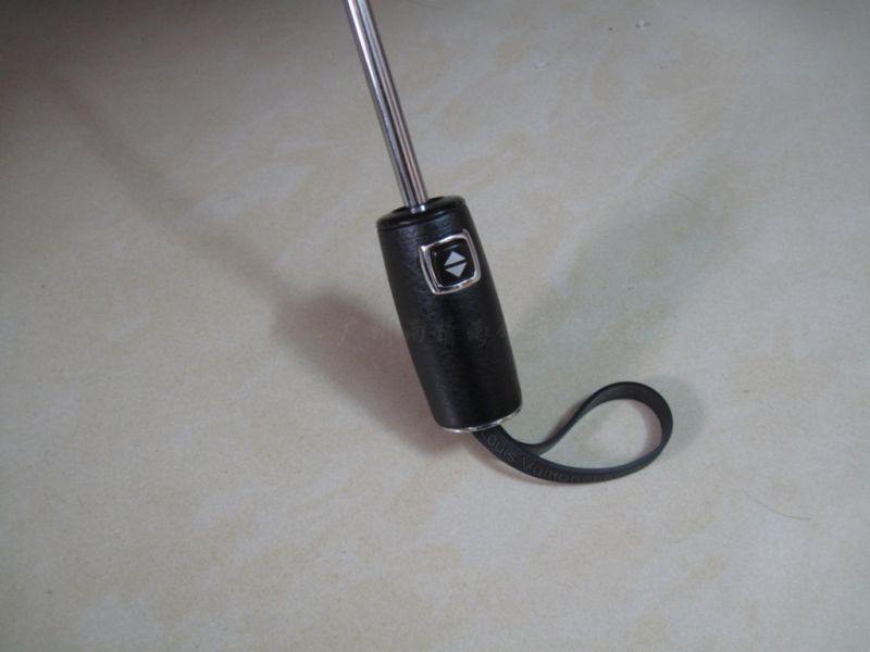 供应10年厂家生产雨伞长骨纤维黑色金属架塑胶弯柄广告伞尼龙布伞