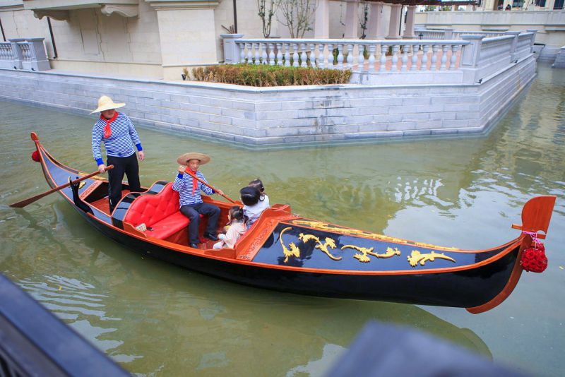 大唐木业7米黑色贡多拉手划船观光游船道具装饰船图片