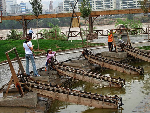 防腐木脚踏水车翻车碳化木定制水车防腐木水车风水轮龙骨水车