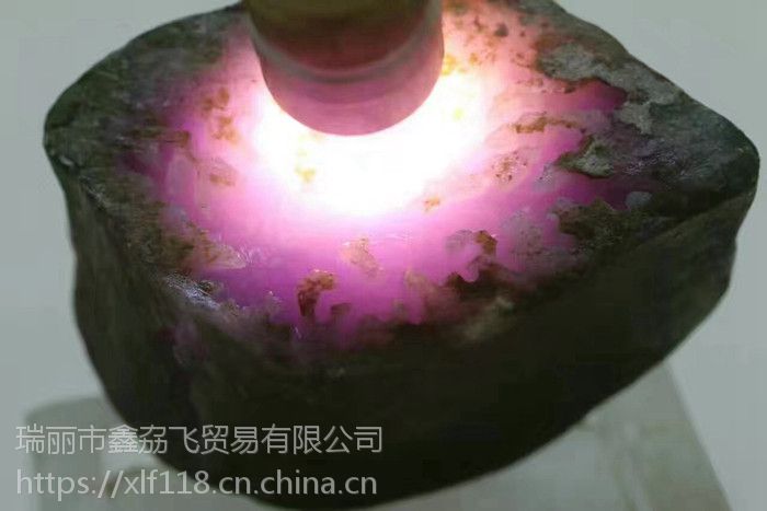 瑞丽鑫劦飞JF294缅甸翡翠原石会卡场口开窗冰紫赌石，见光不死，不变种