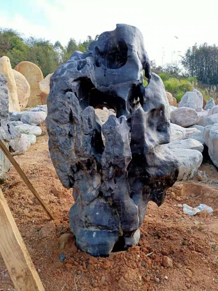 广东英德石多少钱一吨英德假山石图片园林景观石批发基地黑色光滑的