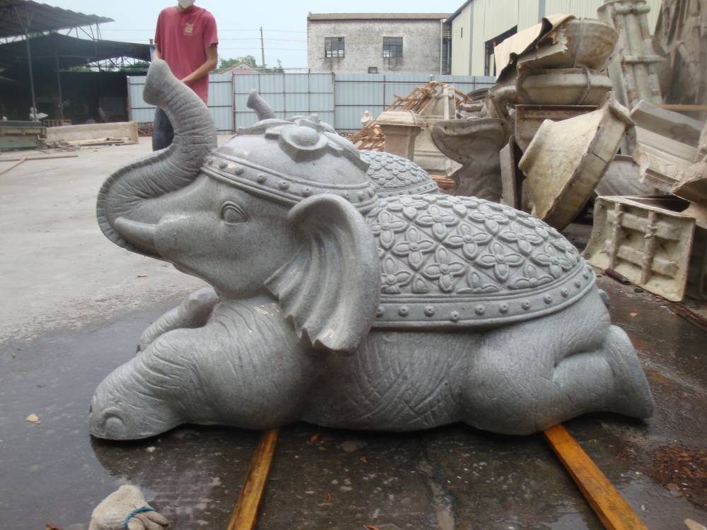 米黄砂岩水景池喷水跪姿象***,人造石雕招财趴趴大象图片厂家定做