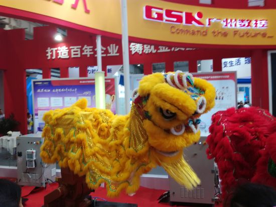 广州数控舞狮机器人参展2017世界机器人大会