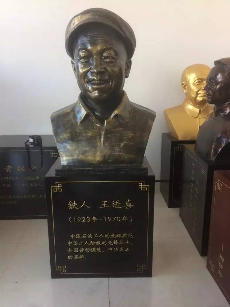 纪念馆树脂仿铸铜半身人像雕塑玻璃钢王进喜学校广场景观人造砂岩劳模