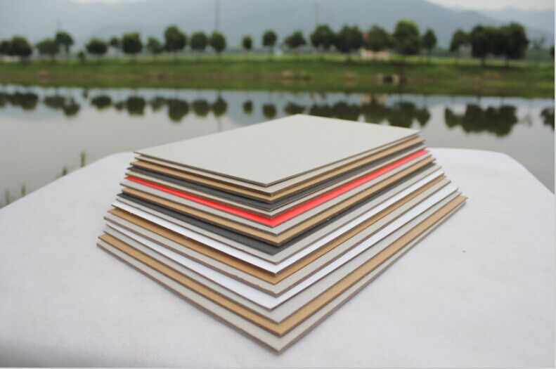 3mm实心硬板纸是一种高厚度的复合纸板,通常由三个600克灰板卷筒纸