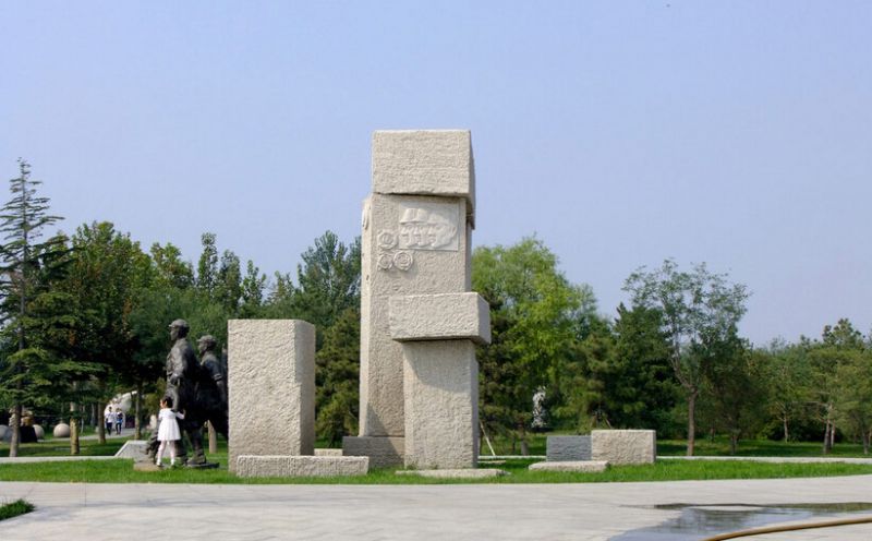 郑州广场雕塑案例欣赏-【河南金兰草雕塑公司】纪念性郑州广场雕塑