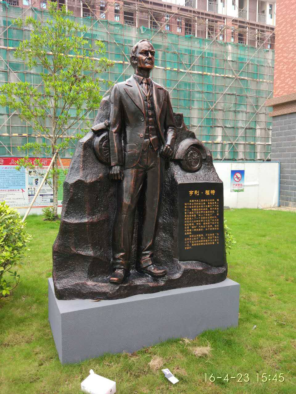 学校玻璃钢铸铜李四光雕像教育主题人物校园雕塑树脂仿铜半身塑像站像