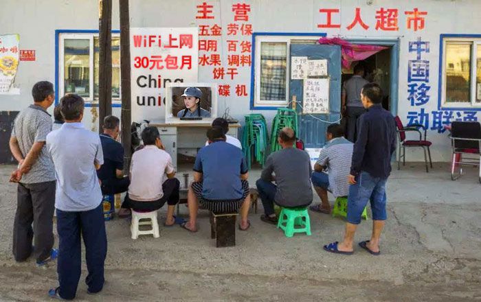 建筑工人的消费能力不高,3g/4g流量太贵难以承受,小卖部往往抓住商机