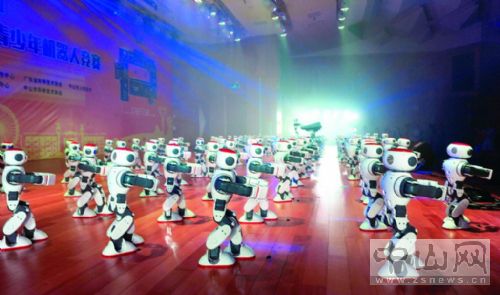 第十七届中国青少年机器人竞赛昨晚举行开幕式  120个小机器人挥拳踢腿秀中国功夫