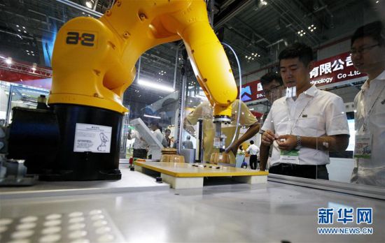 上海：工作居家两相宜 机器人展会显身手