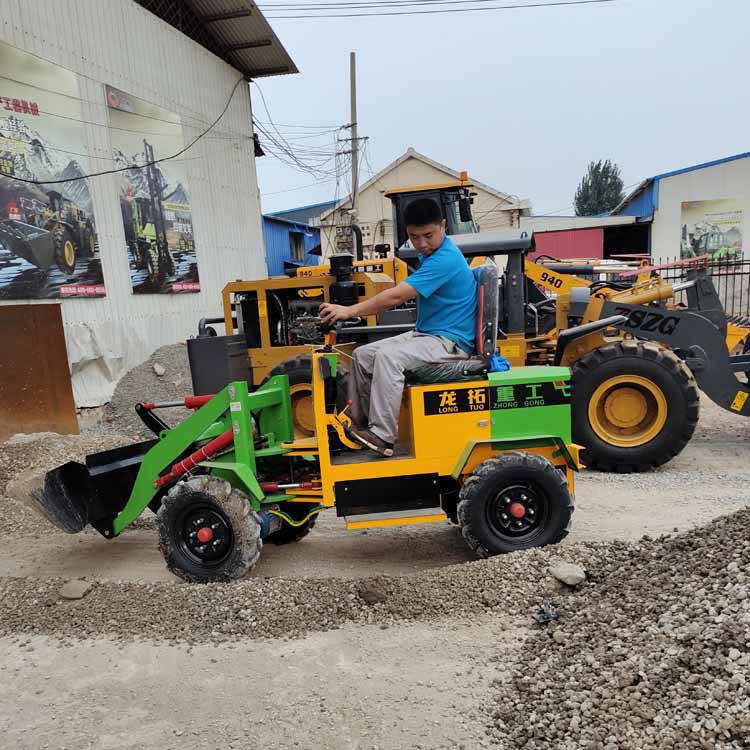 电动铲车电动装载机工作时,正前方不许站人,行车过程中,铲斗不许载人