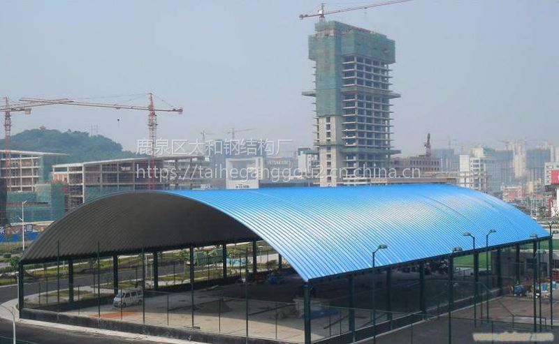 功能齐,屋面板梁合一,集保温(采用聚氨酯喷涂),隔热,通风,采光等多种