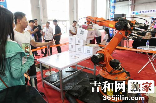 第三届中国（长春）国际物流展举办 智能物流机器人成***“搬运工”