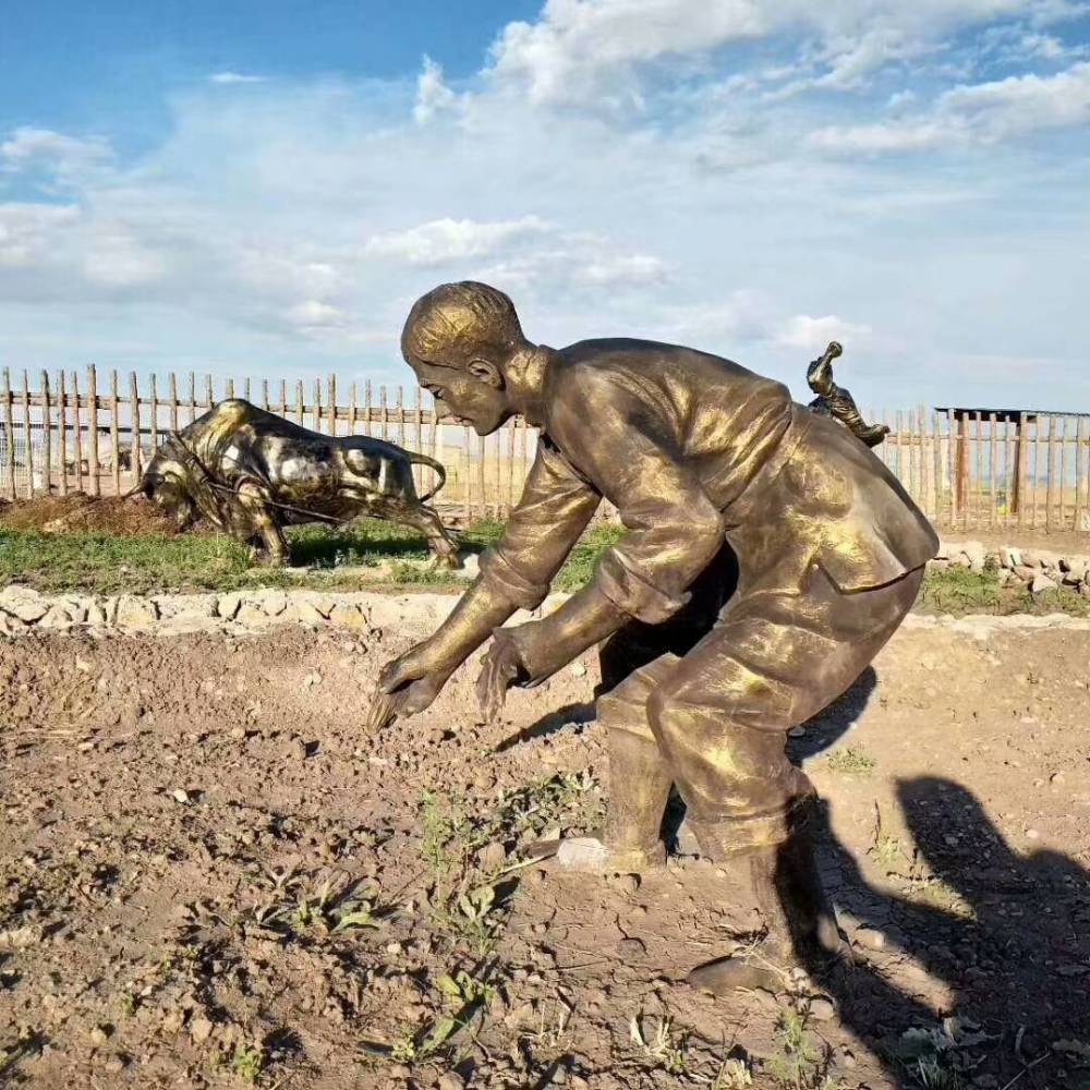 农民伯伯除草铸铜雕像***,农村生活农耕写实雕塑定制