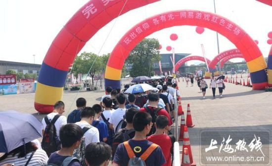 烈日高温奈我何?!2017ChinaJoy在上海***开幕 观众排200米长队等待入馆